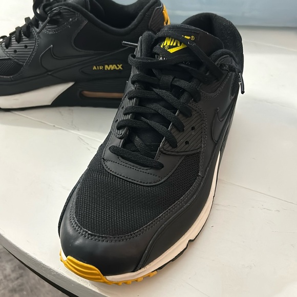 Nike Air Max 90 Essential size 11.5 Men Black Anthracite White Amarillo, running - Picture 2 of 11
